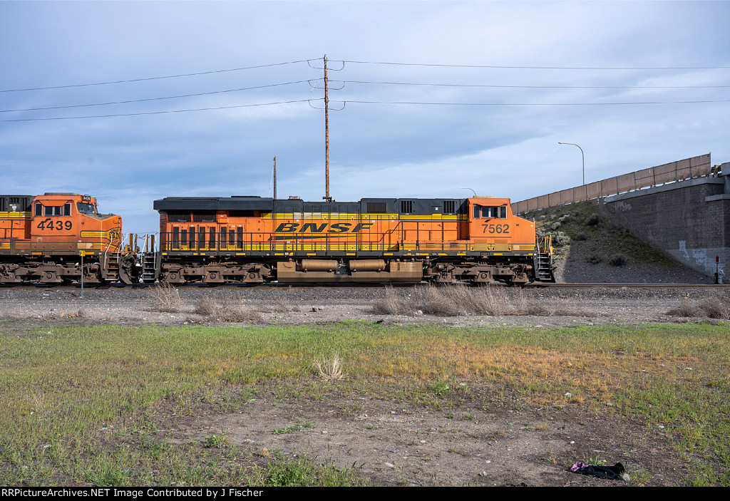 BNSF 7562